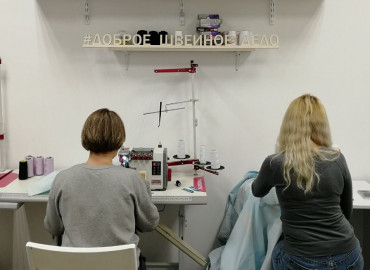 В Краснодаре открылись благотворительные швейные мастерские, где мамы дошкольников научатся работать с машинкой и помогут беженцам с ДНР и ЛНР